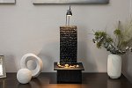 Kamenná fontána Suna s tekoucí vodou a lampičkou v interiéru
