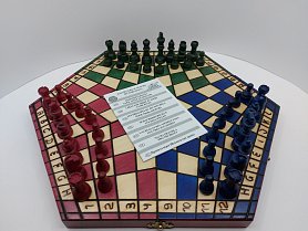 Drevené šachy pre troch hráčov