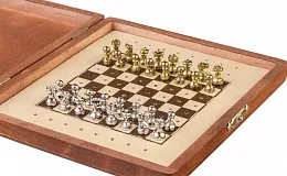 Cestovní šachy v krabičce s kovovými figurkami